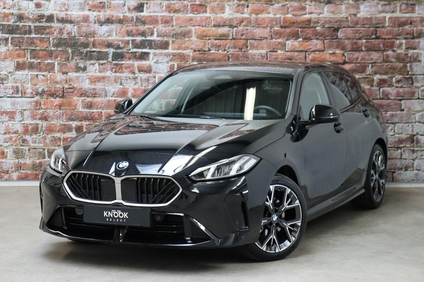 BMW 1-serie - 120 M Sport Automaat / Sportstoelen / Achteruitrijcamera / Stoel- en stuurverwarming / Sha - AutoWereld.nl