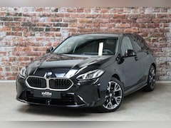 BMW 1-serie - 120 M Sport Automaat / Sportstoelen / Achteruitrijcamera / Stoel- en stuurverwarming / Sha
