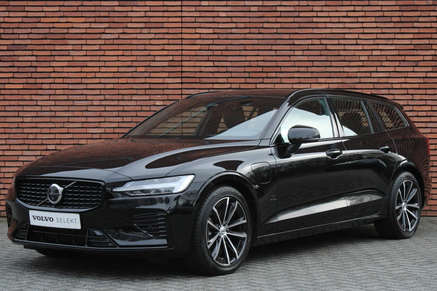 Volvo V60 - T8 Plug-in hybrid AWD Plus Dark | Panoramadak | Trekhaak | Verwarmbare voorstoelen, achter - AutoWereld.nl