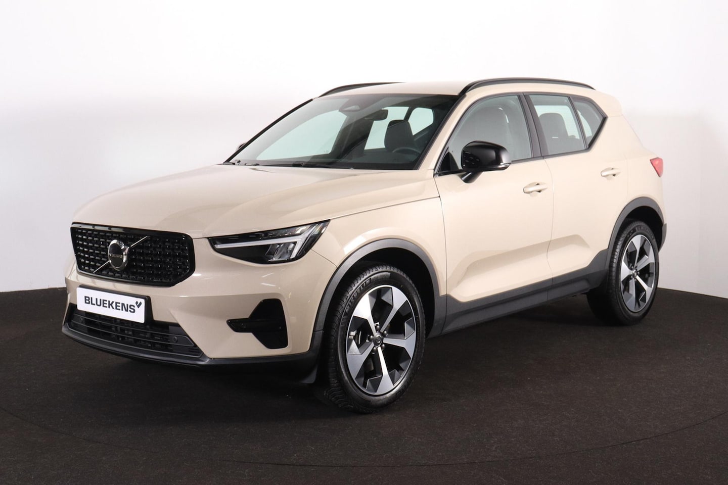 Volvo XC40 - B4 Plus Dark - IntelliSafe Assist & Surround - Harman/Kardon audio - Parkeercamera achter - AutoWereld.nl