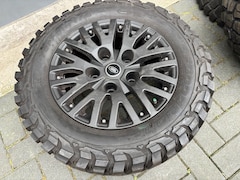 Land Rover Defender - 5 Kahn velgen zgan/nieuwe banden/spacers