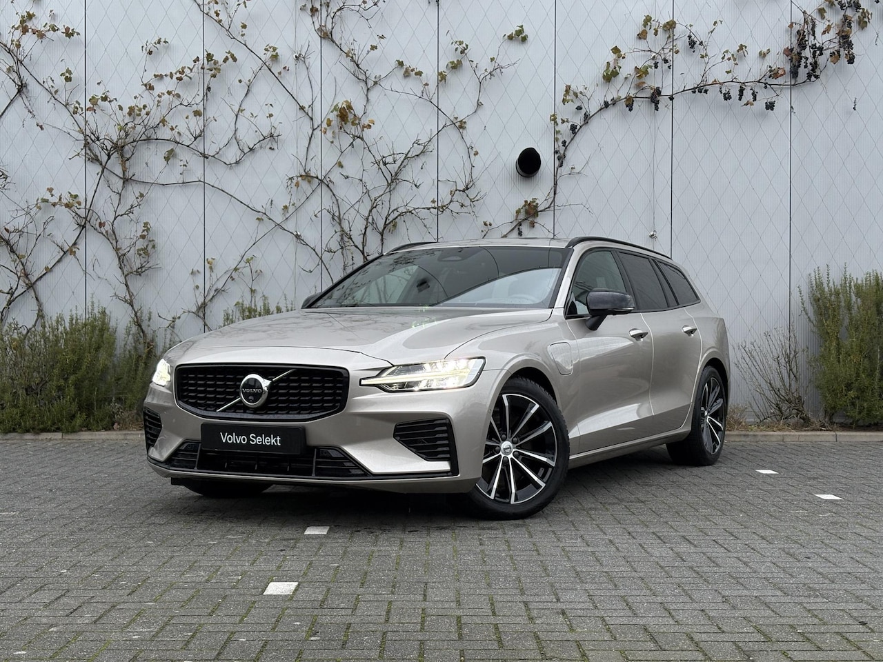 Volvo V60 - 2.0 T8 Plug-in Hybrid AWD Plus Dark | PHEV Long Range | Trekhaak | Sportstoelen | Panorama - AutoWereld.nl