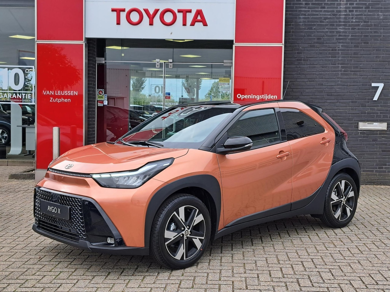 Toyota Aygo X - Hybrid 115 pulse NIEUW IN DE SHOWROOM DIRECT LEVERBAAR CINNAMON METALLIC - AutoWereld.nl