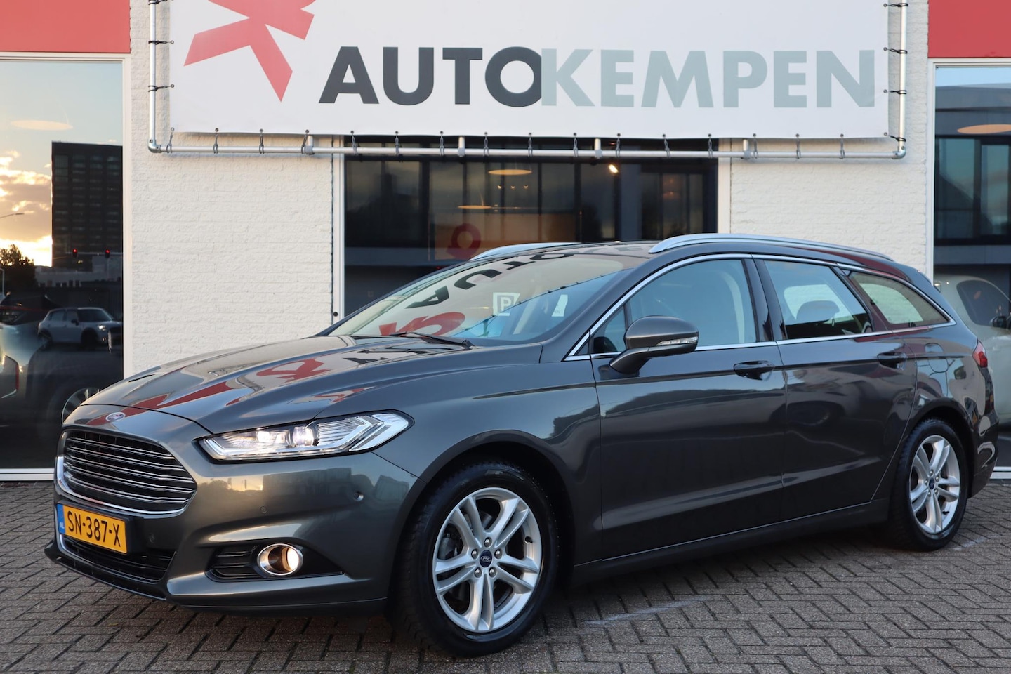 Ford Mondeo Wagon - 1.5 TITANIUM LEASE EDITION TREKHAAK|PARKASSIST|NAVIGATIE|MOOIE STAAT! - AutoWereld.nl