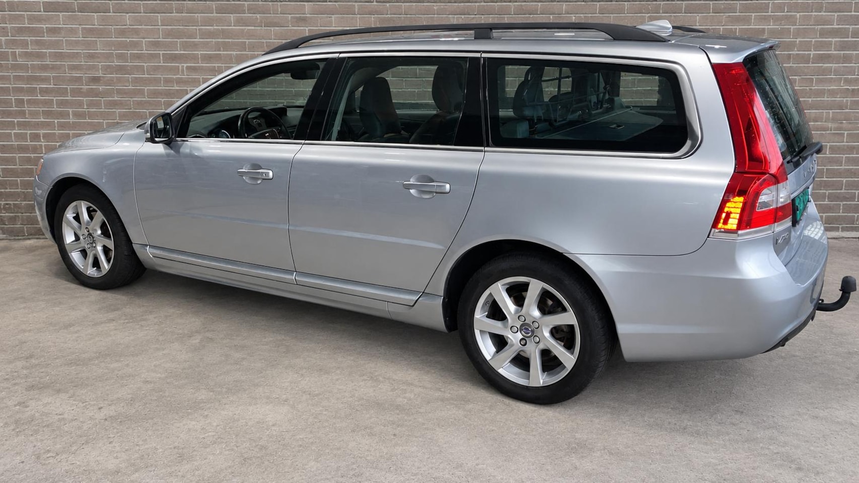 Volvo V70 - 1.6 T4 Nordic+ Autom. Trekhaak,leder,Xenon. - AutoWereld.nl
