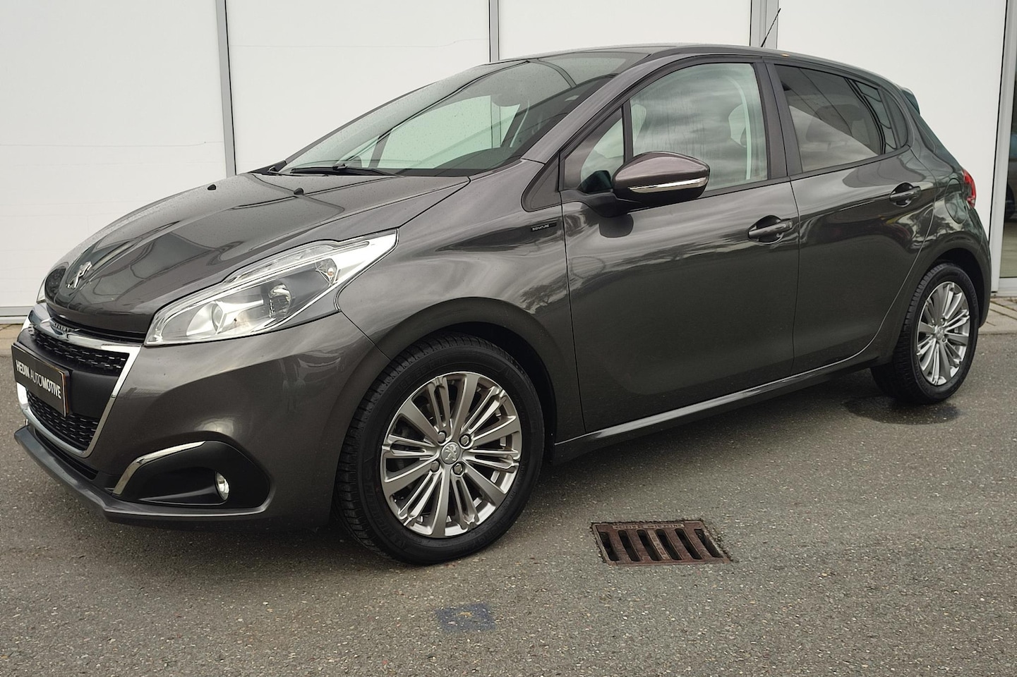 Peugeot 208 - 1.2 82PK Signature | Navigatie | 16"LMV | Parkeersensoren | Lage KM stand | Airco | - AutoWereld.nl