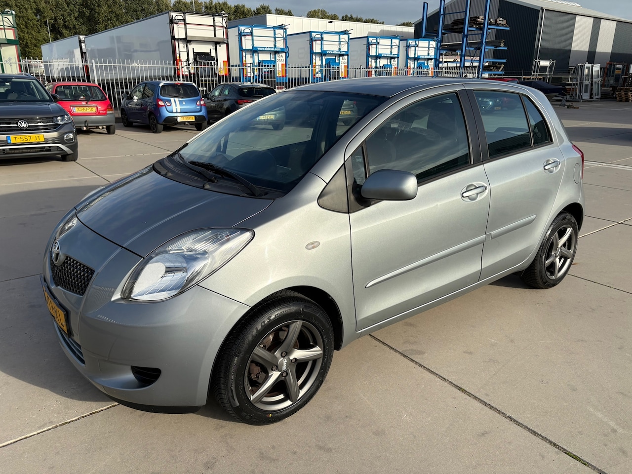 Toyota Yaris - 1.3 VVTi Automaat ParkeerSensor Van Oudere Dame - AutoWereld.nl