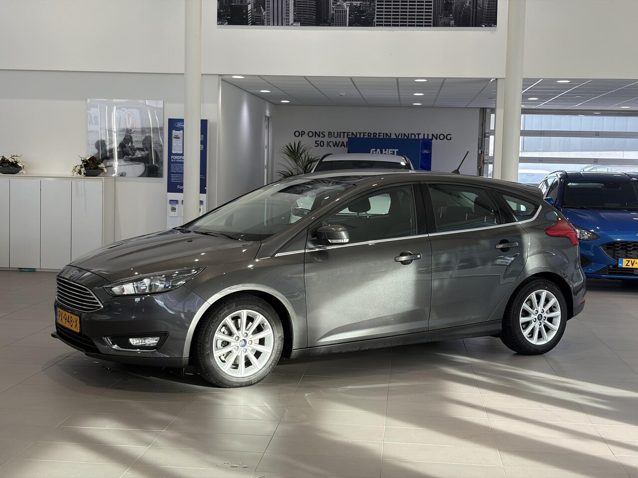 Ford Focus - 1.5 Titanium VOLLEDIG DEALER ONDERHOUDEN | DISTRIBUTIERIEM AL VERVANGEN | TREKHAAK - AutoWereld.nl