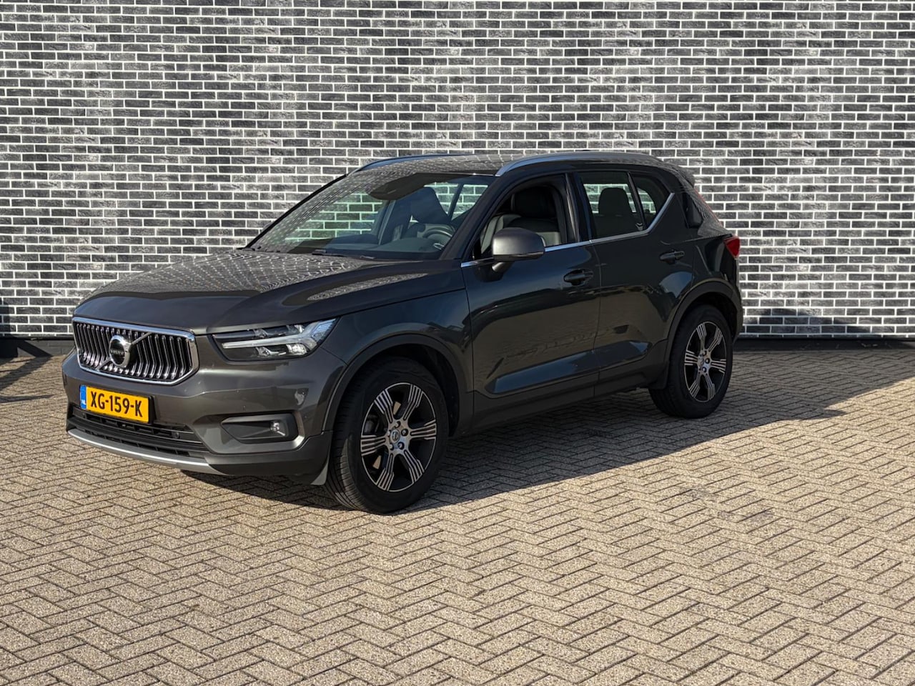 Volvo XC40 - 2.0 T4 Inscription | Trekhaak | Panoramadak | Lederen Bekleding | Alarm | Achteruitrijcame - AutoWereld.nl
