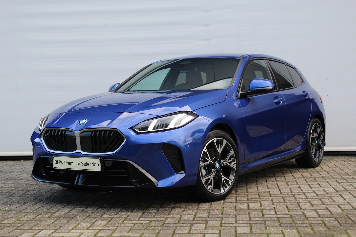 BMW 1-serie - 120 M Sport Automaat / Sportstoelen / Achteruitrijcamera / M Adaptief onderstel / Stuurver - AutoWereld.nl