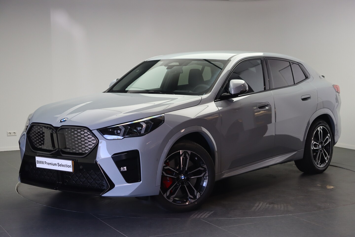 BMW iX2 - eDrive20 M Sport / Trekhaak / Sportstoelen / M Adaptief onderstel / Parking Assistant Plus - AutoWereld.nl
