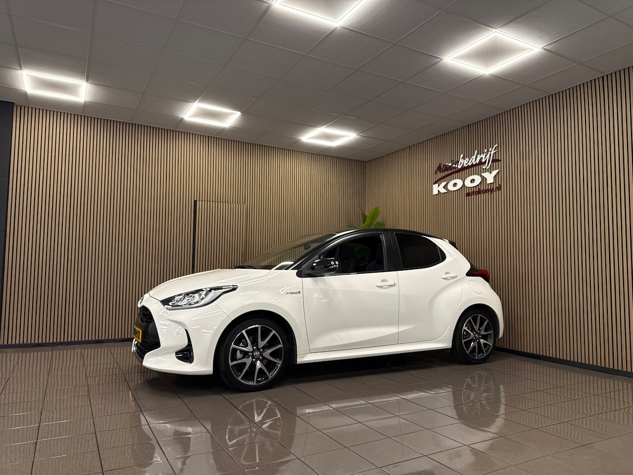 Toyota Yaris - 1.5 Hybrid Executive * 1e Eig / Panoramadak / JBL / Afn. Trekhaak / HUD / Stoel-Stuurverwa - AutoWereld.nl