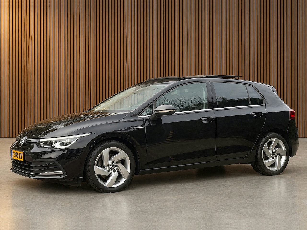 Volkswagen Golf - 1.5 eTSi First Edition, Panoramadak | Camera | Navi & CarPlay | Trekhaak | Winter pack - AutoWereld.nl
