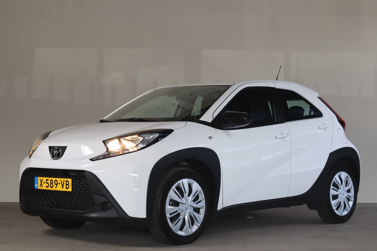 Toyota Aygo X - 1.0 VVT-i MT Play - NL- Auto!! - AutoWereld.nl