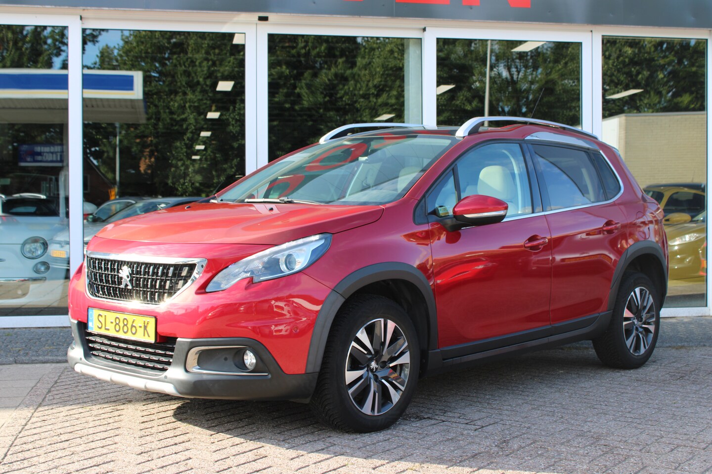 Peugeot 2008 - 1.2 PureTech Allure Panorama - AutoWereld.nl