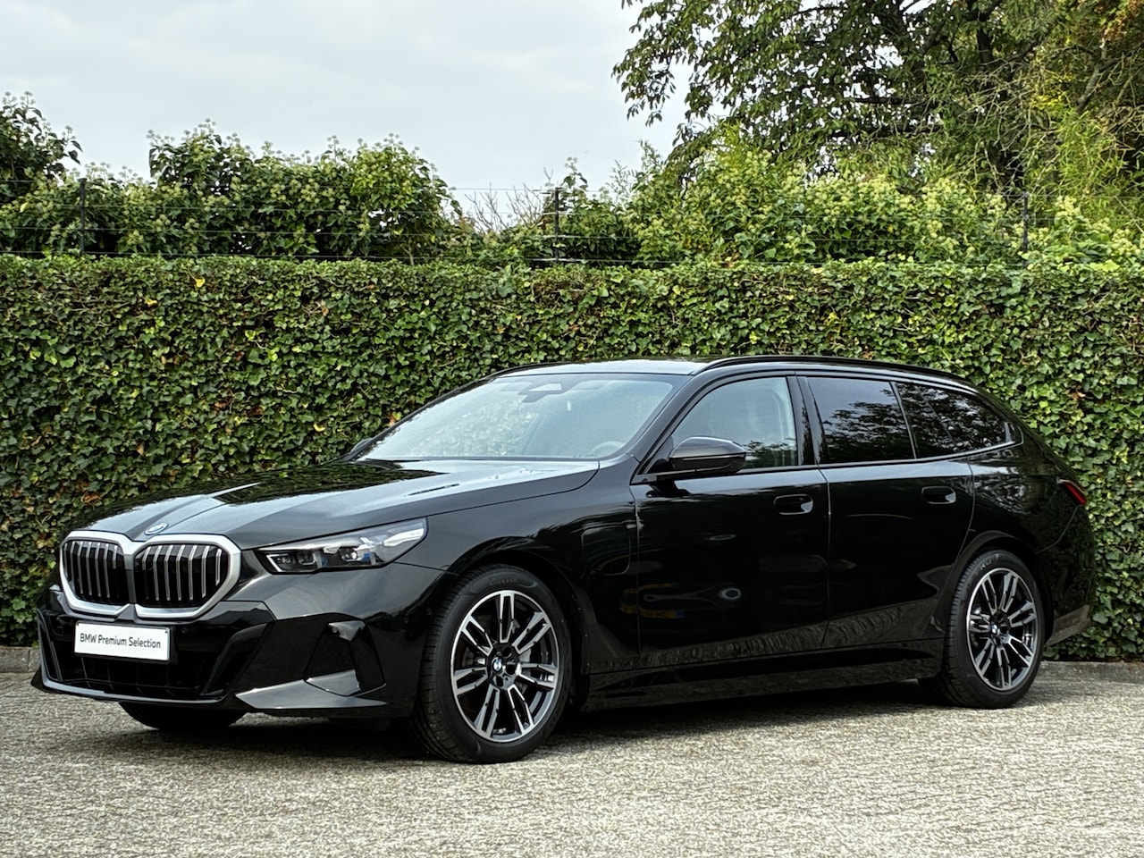BMW 5-serie Touring - 550e xDrive | Individual leder | Stoelverw. + ventilatie | Bowers & Wilkins | Trekhaak | 3 - AutoWereld.nl
