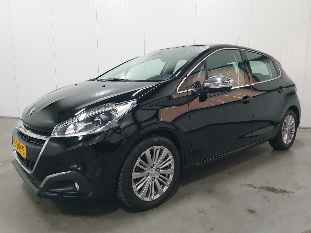 Peugeot 208 - 1.2 PureTech Blue Lease Allure NAVI/CARPLAY/CLIMA/LMV - AutoWereld.nl