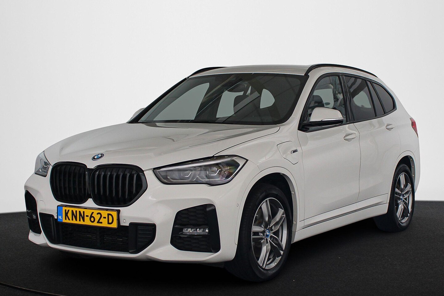 BMW X1 - xDrive25e M Sport Sportstoelen Stoelverwarming Apple CarPlay LED - AutoWereld.nl