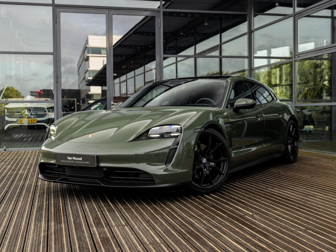 Porsche Taycan Sport Turismo - 79 kWh | PANORAMA | PTS COLOR BLACK OLIVE | BIJRIJDERS DISPLAY | 95 % SOH | PORSCHE ELECTR - AutoWereld.nl