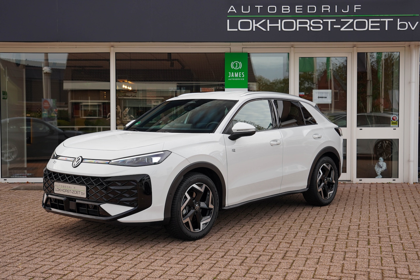 Volkswagen T-Roc - 1.5 eTsi R-Line First Edition | Trekhaak | Matrix | Camera - AutoWereld.nl