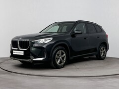 BMW X1 - sDrive20i Automaat / Trekhaak / Sportstoelen / Achteruitrijcamera / Head-Up / Stoelverwarm