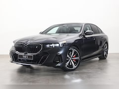 BMW i5 - eDrive40 M Sport / Panoramadak / Trekhaak / Adaptieve LED / Comfortstoelen / Parking Assis