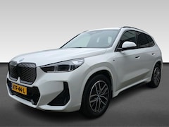 BMW iX1 - eDrive20 67 kWh | M-Pakket | Stoelverwarming | Carplay/Androidauto | Achteruitrijcamera |