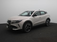 Alfa Romeo Junior - Elettrica 54 kWh | Apple Carplay/Android Auto | Climate control | 18" Lichtmetalen velgen