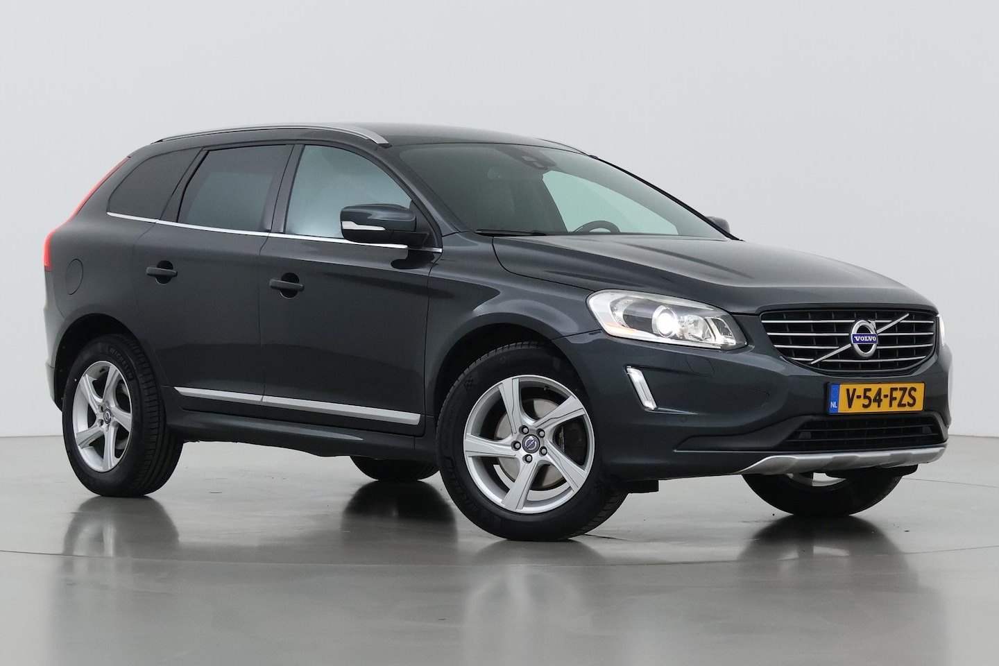 Volvo XC60 - 2.4 D5 Summum | GRIJS KENTEKEN | Trekhaak | Camera | Stoelverwarming | Xenon | Voorruitver - AutoWereld.nl