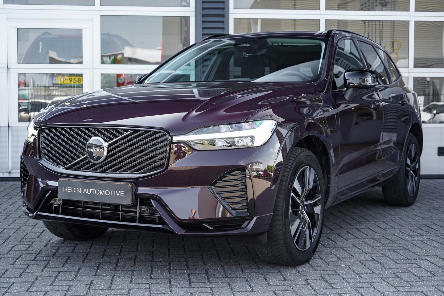 Volvo XC60 - 2.0 T6 Plug-in hybrid AWD Plus Dark | Panoramadak| Elektrische Stoelen | 360 Camera | Stoe - AutoWereld.nl