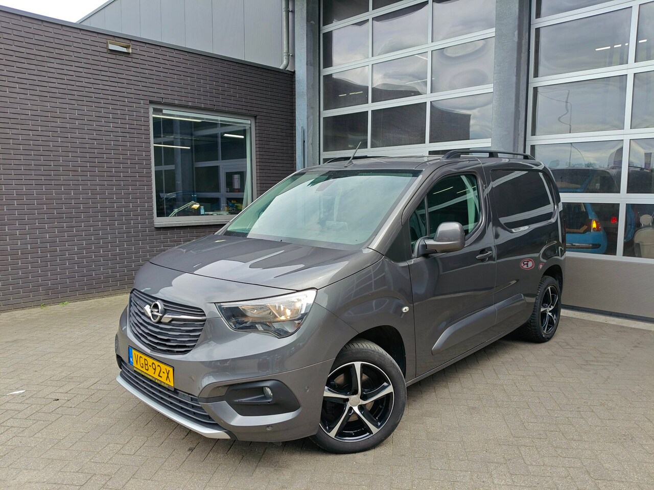 Opel Combo - 1.5D L1H1 Innovation | Automaat | Carplay | Keyless | Trekhaak | Cruise | Airco | Sensoren - AutoWereld.nl