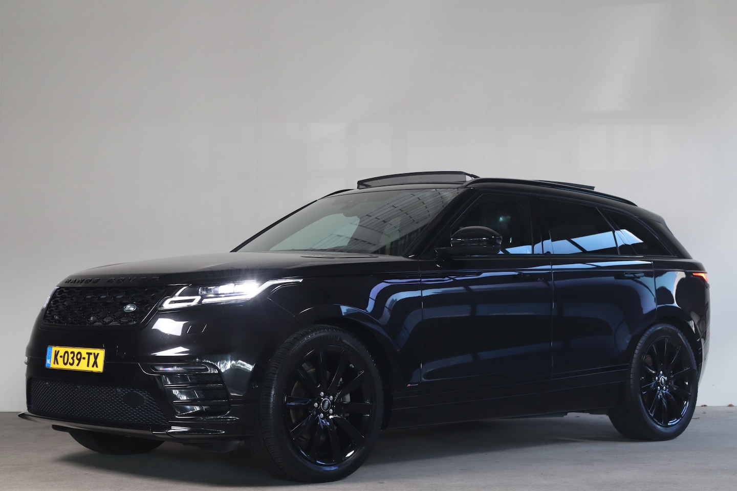 Land Rover Range Rover Velar - 3.0 D300 AWD HSE Pano I Meridian I Elek Trekhaak - AutoWereld.nl