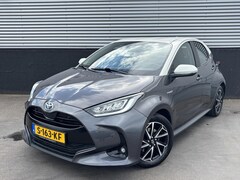 Toyota Yaris - 1.5 Hybrid Executive Bi-tone edition Navigatie, Dodehoekdetectie, HUD, Parkeersensoren voo