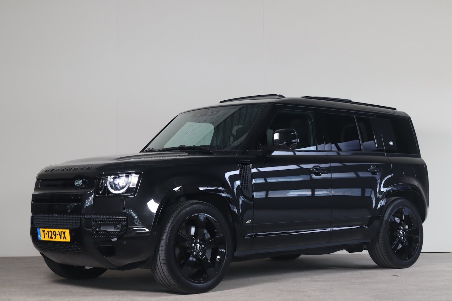 Land Rover Defender 110 - 2.0 P400e X-Dynamic HSE NL-Auto!! HUD I Pano I Elek.Trek - AutoWereld.nl