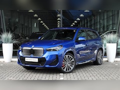 BMW iX1 - xDrive30 M Sport / Panoramadak / Sportstoelen / Comfort Access / Achteruitrijcamera / Adap