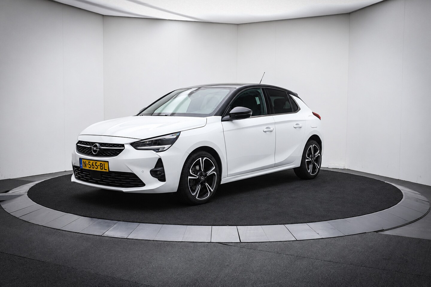 Opel Corsa - 1.2T ULTIMATE MATRIX LED | 360 CAM | STUUR+STOELVERW | MASSAGE | NAVI | CARPLAY | PDC V+A - AutoWereld.nl