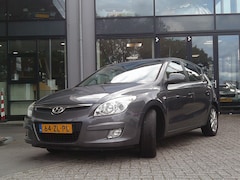 Hyundai i30 - 1.6i Style Staat in De Krim