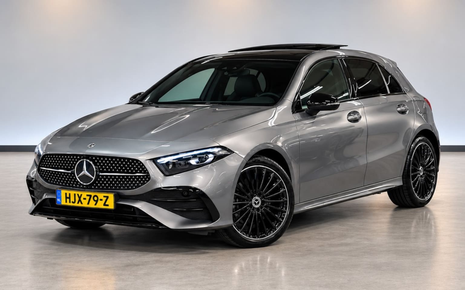 Mercedes-Benz A-klasse - 250 e Star Edition AMG LIMITED | PANO | SFEERLICHT | CAMERA | ACC | NL-AUTO! - AutoWereld.nl