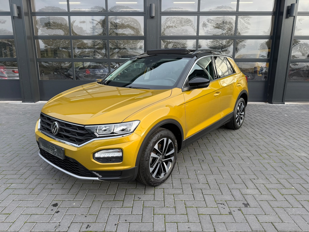 Volkswagen T-Roc - 1.0 TSI United | ACC | Panoramadak | Navi | CameraIs het - AutoWereld.nl