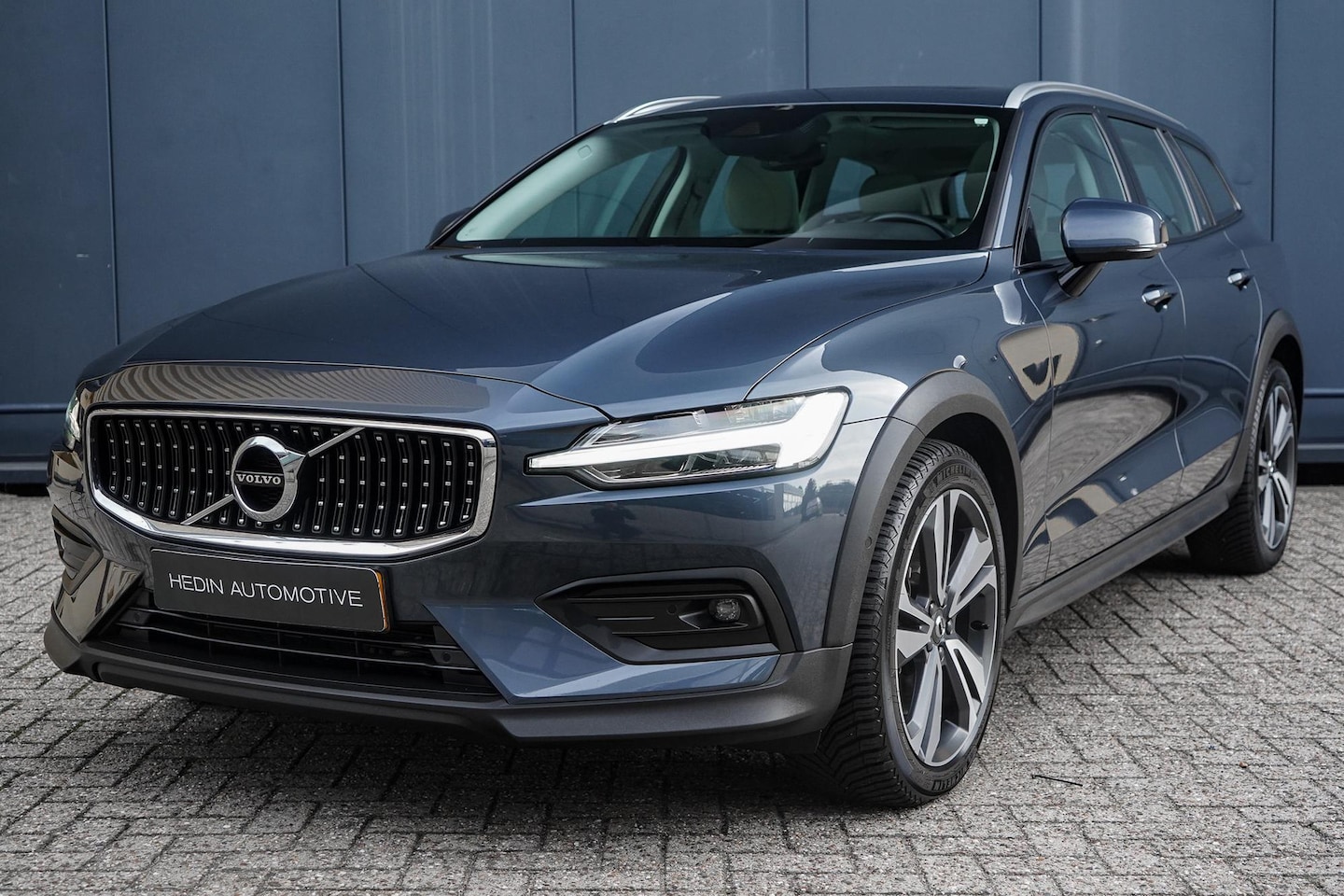 Volvo V60 Cross Country - 2.0 B5 AWD Pro | Panoramadak | Parkeercamera | Elektrische voorstoelen - AutoWereld.nl