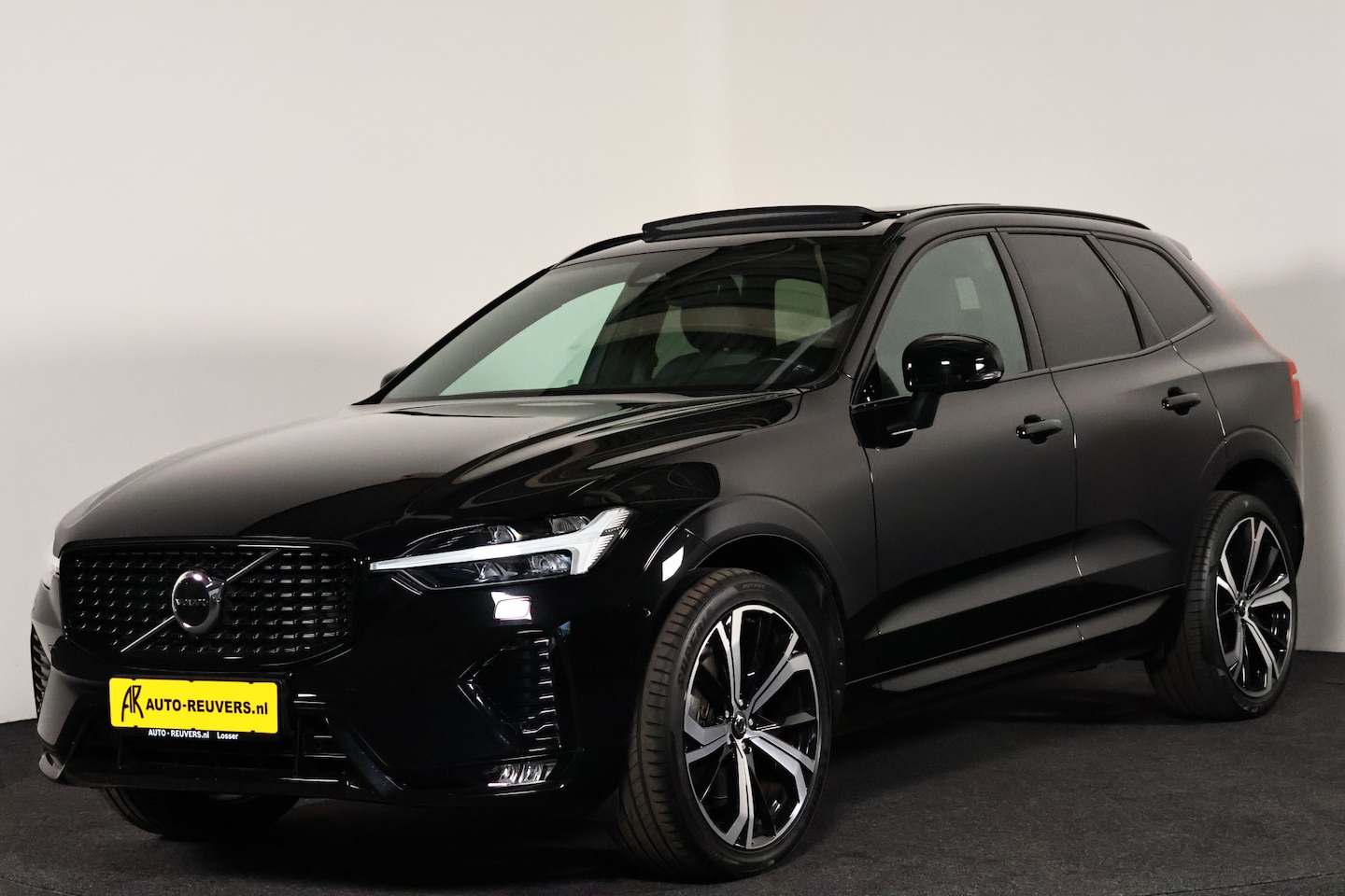 Volvo XC60 - 2.0 B4 Plus Dark Panorama / Opendak / Navi / Pilot assist / CarPlay / Harmankardon - AutoWereld.nl