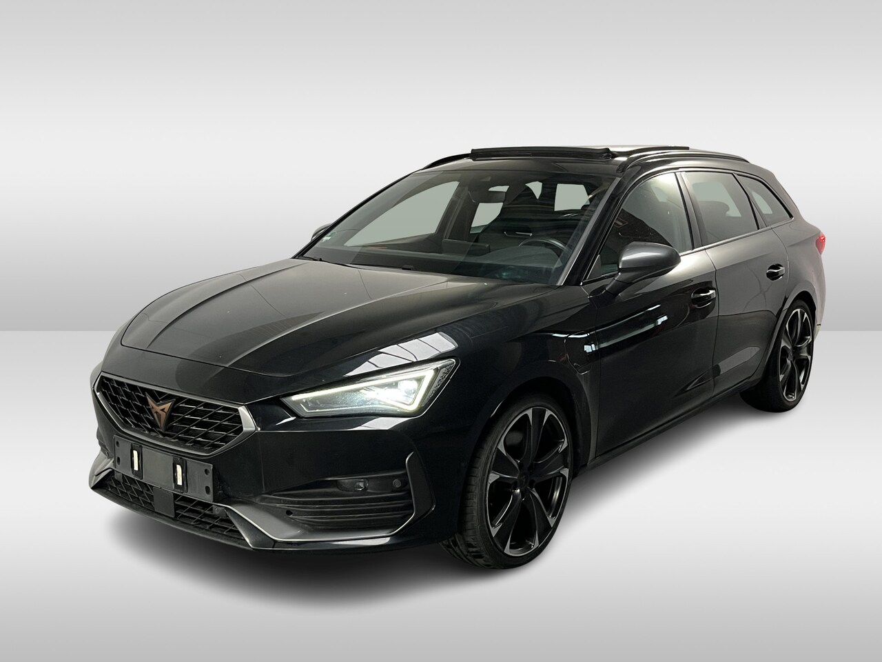 CUPRA Leon Sportstourer - 1.4 e-Hybrid VZ Performance / AUTOMAAT/ 245 PK/ PANO/ PARK.SENSOR.V+A/ CAMERA/ STUUR+STOEL - AutoWereld.nl