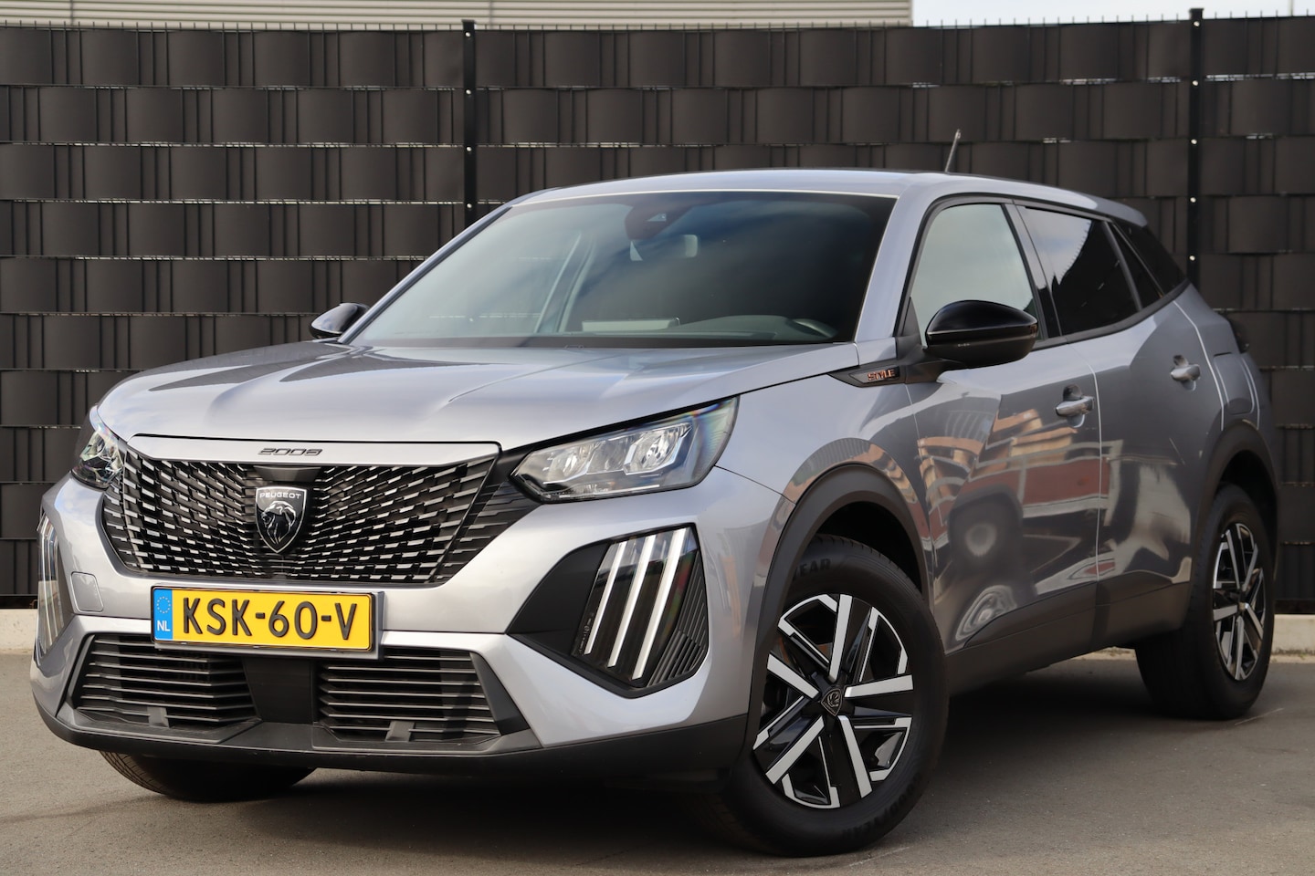 Peugeot 2008 - 1.2 Hybrid 136 Style Automaat | Climate Control | Apple Carplay-/Android Auto | Parkeersen - AutoWereld.nl