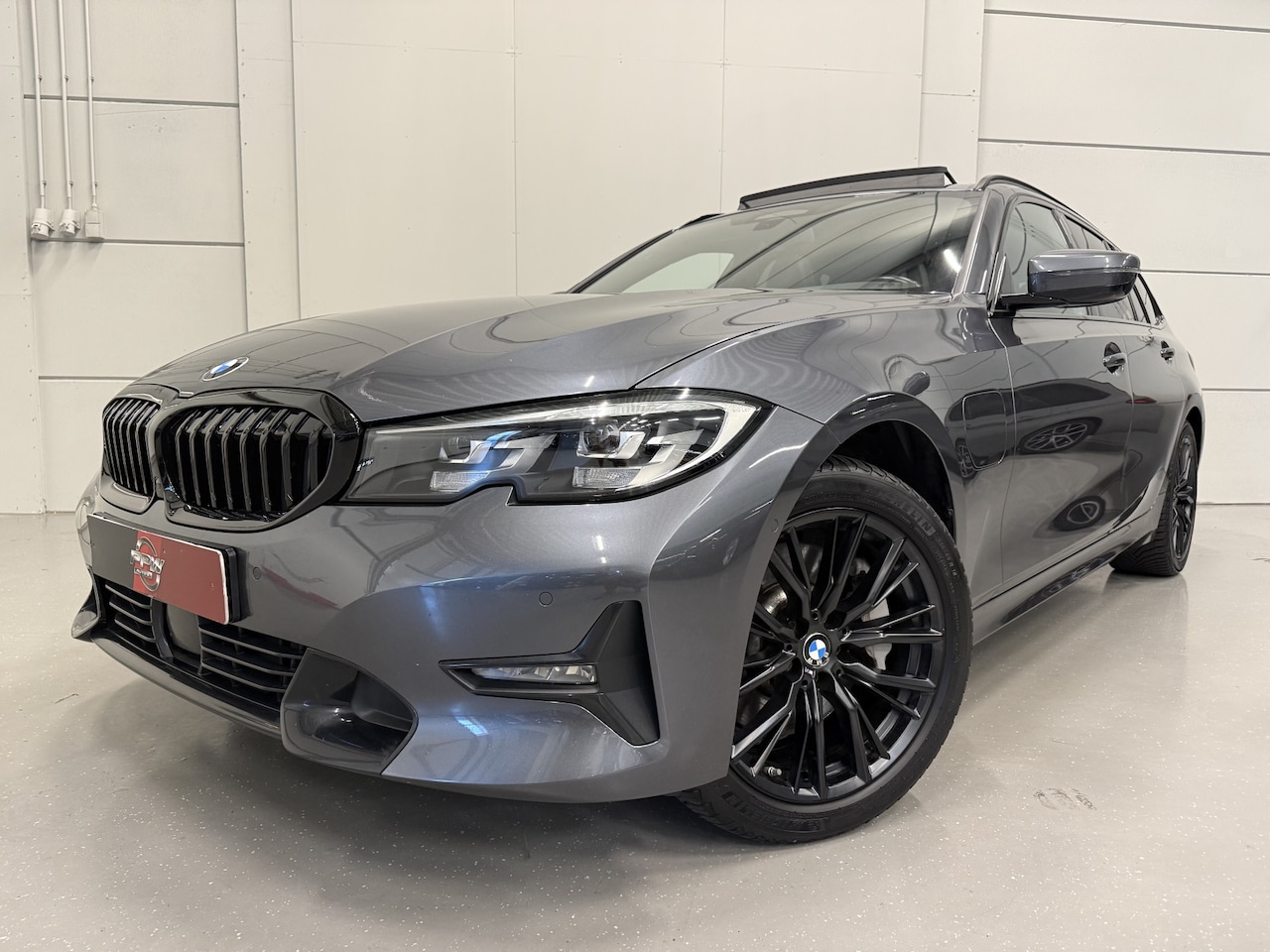 BMW 3-serie Touring - 330e xDrive High Exe PANO/TREKHAAK/H&K/MEMORY/ACC/CAMERA/LEER-SPORT/SOH 85%/SFEER/LED/18"M - AutoWereld.nl