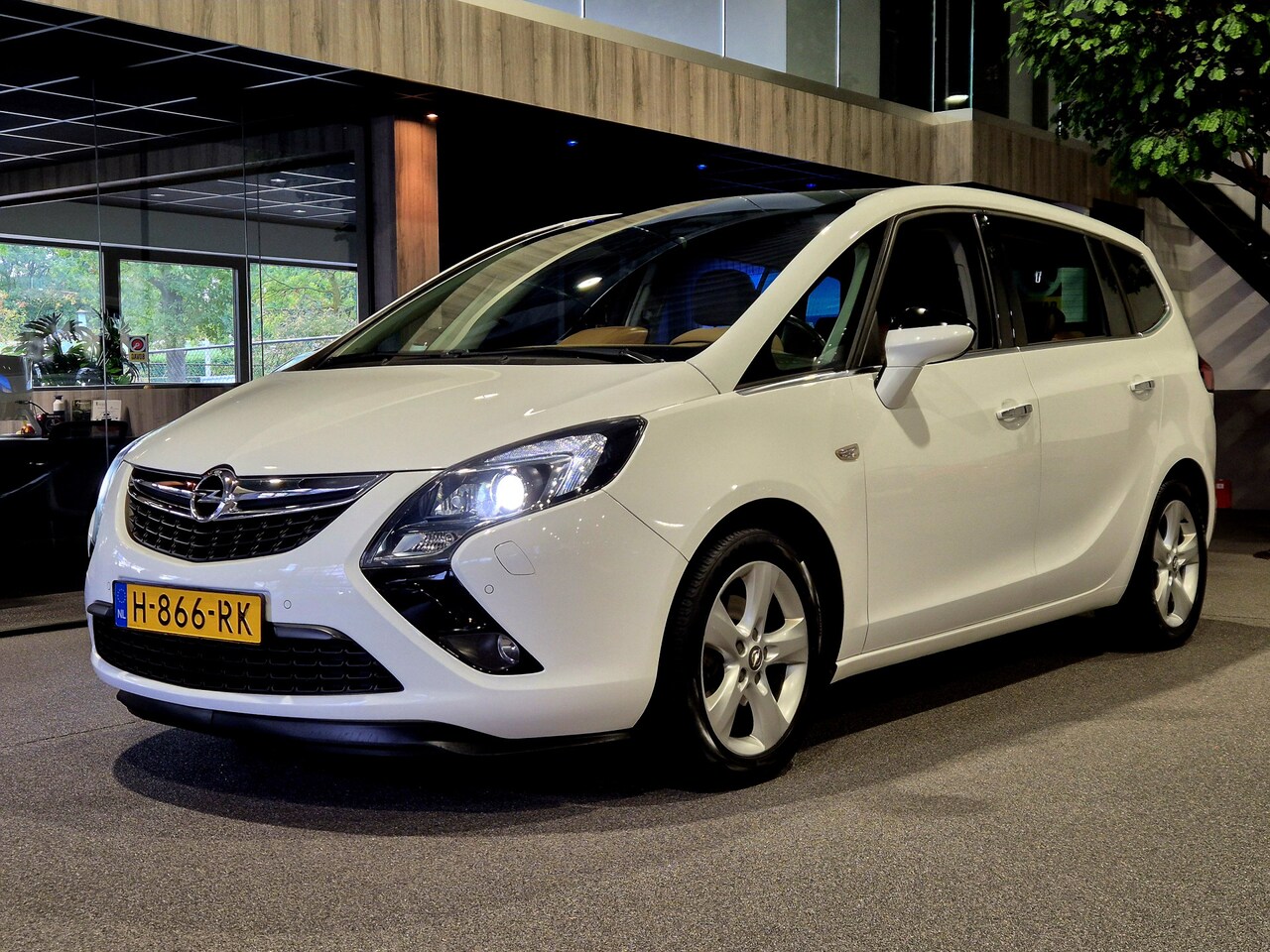 Opel Zafira Tourer - 1.4 Cosmo 7p. Panorama | halfleer | Verw. stoelen/stuur | Trekhaak | Navigatie - AutoWereld.nl