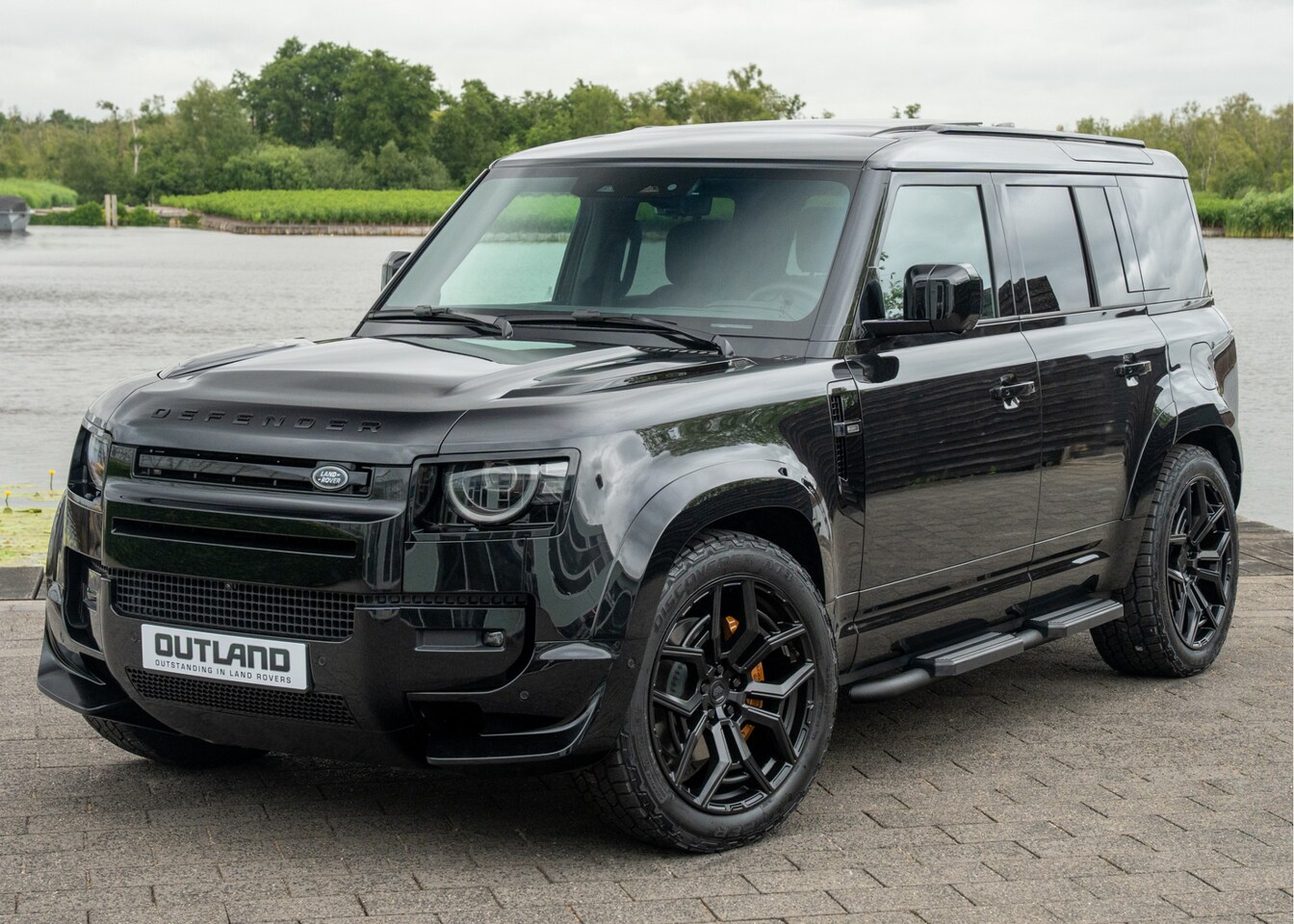Land Rover Defender 110 - P300e 110 HSE |  Outland Edition II | Full Options | 6-Persoons | Santorini Black - Ebony - AutoWereld.nl