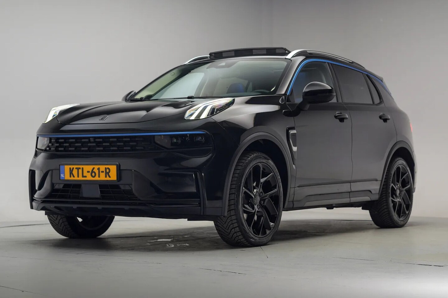 Lynk & Co 01 - 1.5 PHEV MY22 6,6kW Zwart [ Pano 360°cam Apple/Android Navi ] - AutoWereld.nl