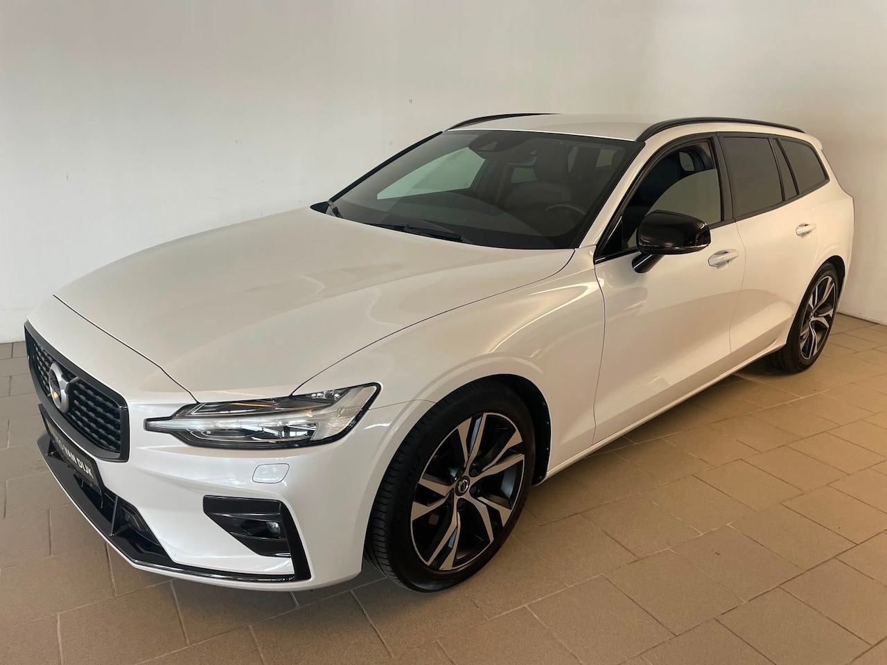 Volvo V60 - 2.0 B3 R-Design AUTOMAAT AIRCO NAVI CRUISE BLUETOOTH ELEK STOELEN HARMAN KARDON VELGEN CAM - AutoWereld.nl
