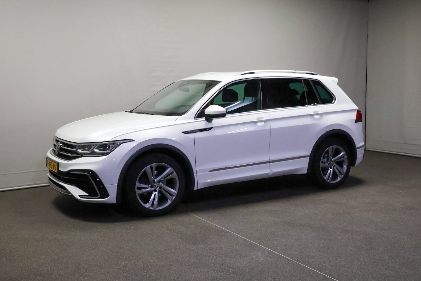 Volkswagen Tiguan - 1.5 TSI R-Line Business 1.5 TSI R-Line Business+ - AutoWereld.nl