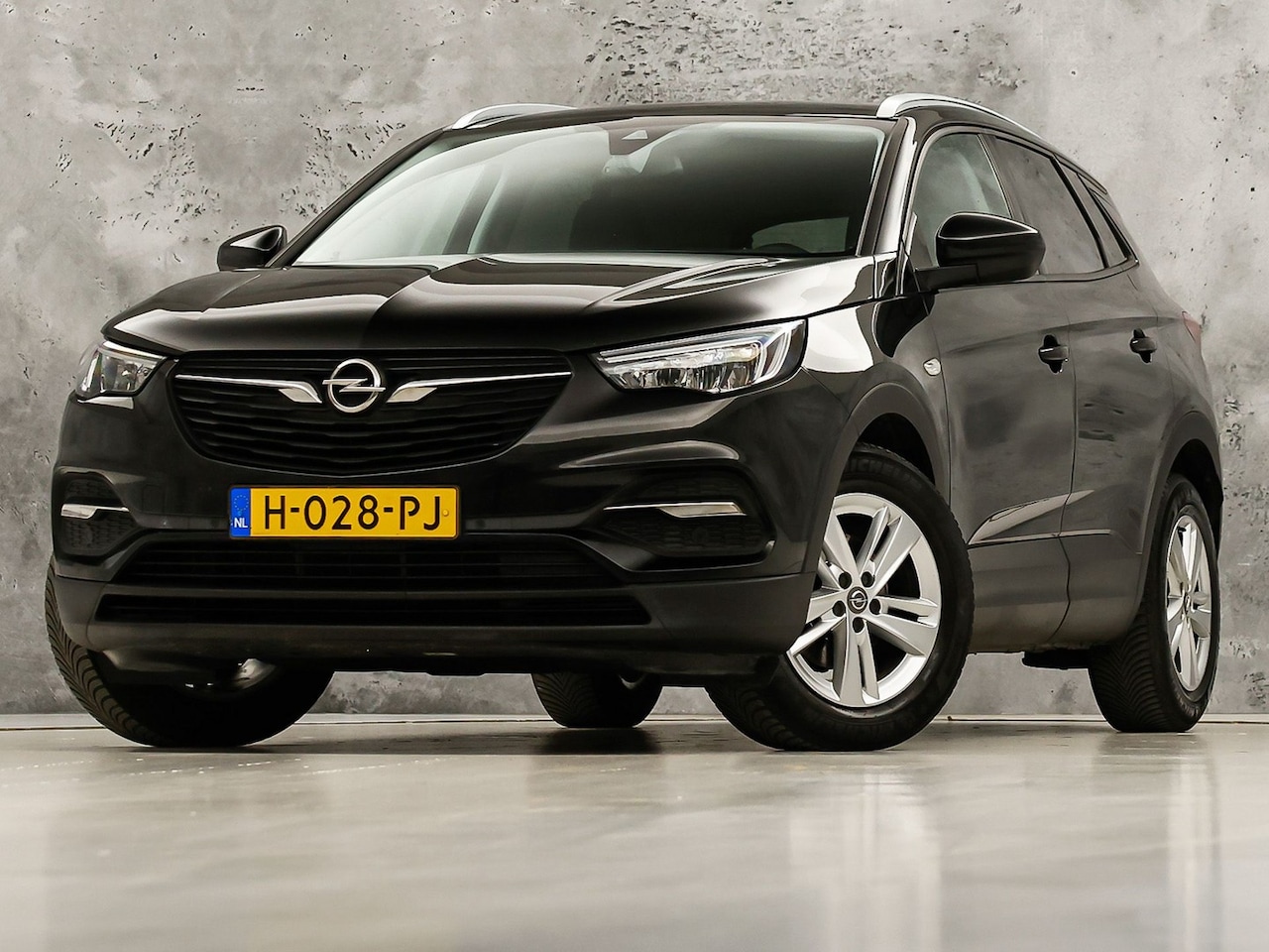Opel Grandland X - 1.2 Turbo Sport (APPLE CARPLAY, GROOT NAVI, STUUR/STOELVERWARMING, CAMERA, LEDER, SPORTSTO - AutoWereld.nl
